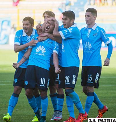 Flores, Cardozo, Rodríguez, Saavedra y Callejón celebran el gol de los 