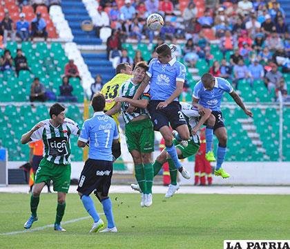 Marcos Arguello despeja la pelota ante la llegada de los locales /APG