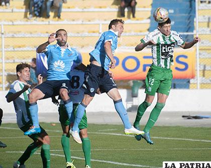 Pedro Azogue rechaza de cabeza ante la arremetida de sus rivales /APG
