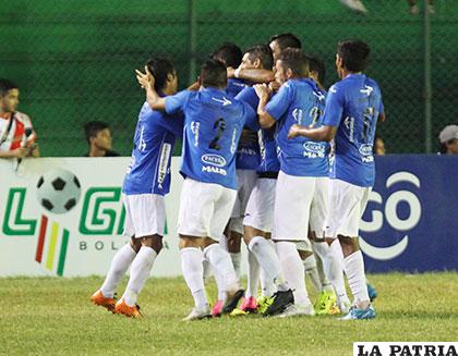El festejo de los jugadores de Blooming por la victoria ante The Strongest /APG
