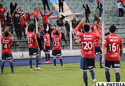 Jugadores e hinchas de Wilstermann celebraron ayer en el estadio de Potosí /APG