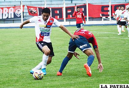 Darwin Peña con el dominio de la pelota /APG