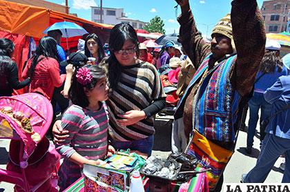 Alasitas mantiene sus costumbres ancestrales