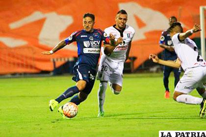 Alejandro Hohberg, con el balón, fue el autor del único gol del partido