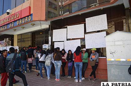 Postulantes que no lograron ingresar a la UTO protestan en el edificio del rectorado