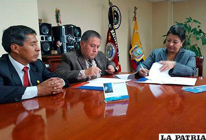 El rector Antezana junto a autoridades de la Universidad Nacional de Chimborazo