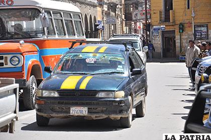 Taxis deben tener las franjas amarillas para operar