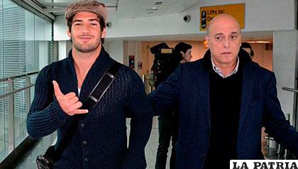 Alexandre Pato junto a su agente a su llegada a Inglaterra /amazonaws.com