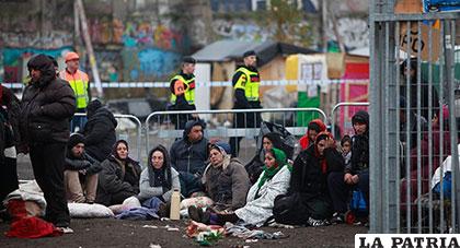 Refugiados de Oriente Medio llegan a Serbia para pasar hacia Europa central /rackcdn.com