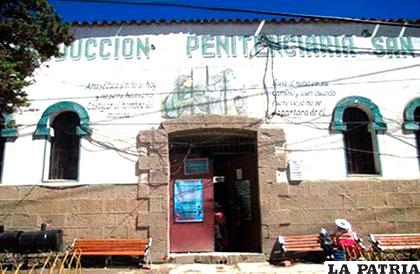 El frontis del penal de San Pedro en la ciudad de Oruro