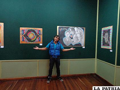 Rodrigo Aguilar junto a sus pinturas