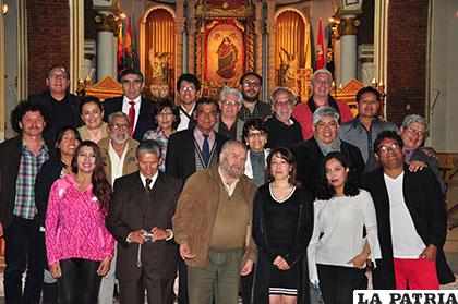 Grupo de poetas que fueron parte de la velada a la Virgen del Socavón