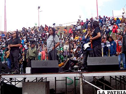 El grupo Kalamarka, ensayando junto con las bandas para el Festival