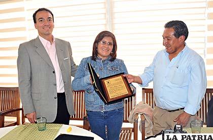 La periodista, Elisa Medrano Cruz obtuvo el segundo premio /ANP