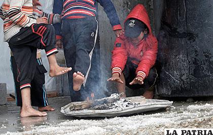 Niños de Gaza recurren a las fogatas para contrarrestar el temporal de lluvia y frío