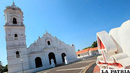 Vista general de la Basílica Menor de Santiago Apóstol en el poblado de Natá de los Caballeros en Panamá