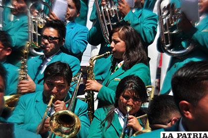 Las damitas también saben hacer música en la Espectacular Bolivia
