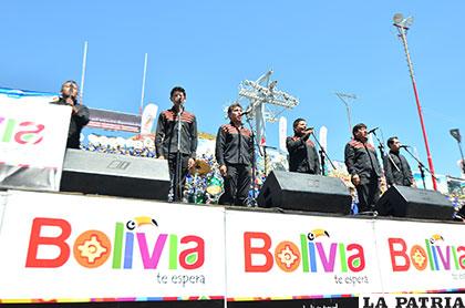 Integrantes de Llajtaymanta fueron quienes cantaron los himnos de Bolivia y Oruro