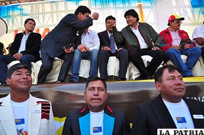 Los tres directores al frente y de fondo el saludo de Evo Morales y el senador Gonzalo Choque Huanca