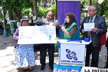 Los ganadores de 100 mil bolivianos en uno de los sorteos regionalizados de Oruro /Archivo