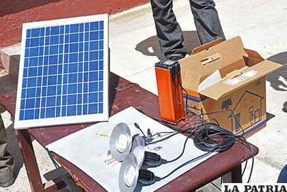 Morales entregó paneles solares para los sectores donde aún no llega la energía eléctrica /ABI