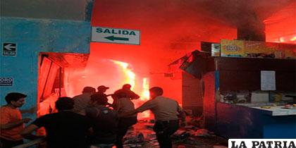El incendio en el mercado también afectó a diez viviendas en Nueva Cajamarca /agenciaperu.net
