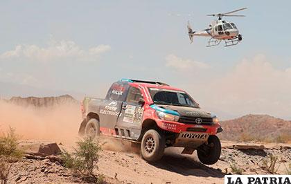 Nani Roma, con su Toyota, en plena competencia en la tercera etapa