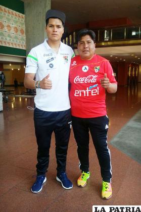 Jesús Careaga junto a su entrenador de la Sub-19 en San José, Juan Mollinedo