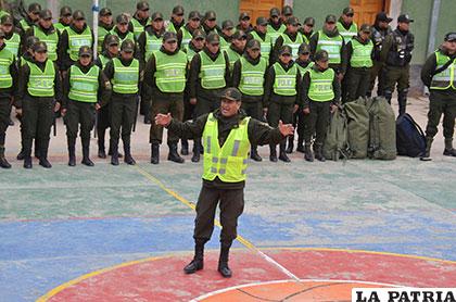 El comandante de Policía, coronel Ramiro Cuba, da instrucciones durante la formación