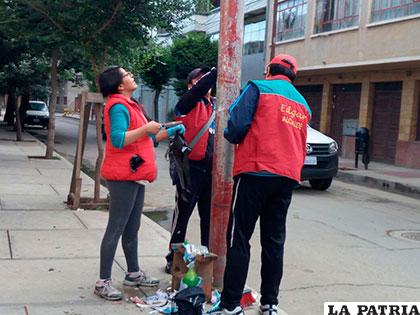 Militantes del Mscfa limpian afiches de los postes /GAMO