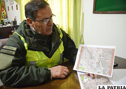 El comandante de Policía, coronel Ramiro Cuba, muestra el plan de
operaciones del Dakar