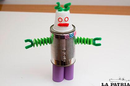 PASO 5
Para las antenas del robot, enrolla dos pedazos de limpiapipas en un lápiz o crayón para hacer la forma de resorte. Utiliza luego la silicona para pegarlas al vaso. ¡Listo! En pocos minutos habrás completado un increíble robot reciclado. ¿Qué nombre le pondrás?