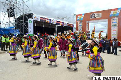 Alegría destacó a conjuntos folklóricos de Oruro