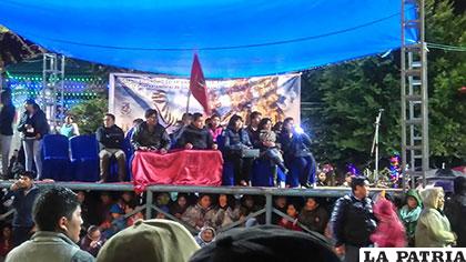 Bandera en las rodillas de autoridades del departamento de Oruro