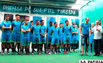 Los nuevos integrantes del Chapecoense junto a uno de los sobrevivientes de la tragedia, Hélio Zampier Neto