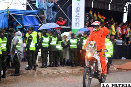 El boliviano Fabricio Fuentes a bordo de su KTM saludando al público