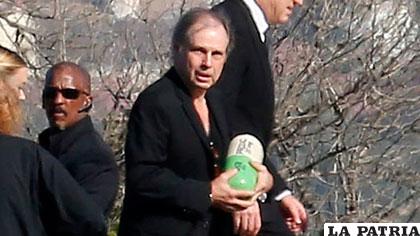 Todd Fisher con la urna con forma de Prozac en el funeral de su hermana /wennermedia.com