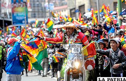 El recibimiento de la gente al piloto boliviano Fabricio Fuentes /APG