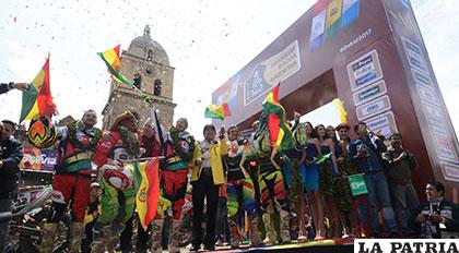 El Presidente Morales, junto a los pilotos bolivianos que aún están en competencia /APG