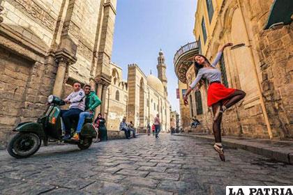 Bailarinas salen a las calles de El Cairo para devolver el arte y la felicidad a la ciudad /EFE.COM