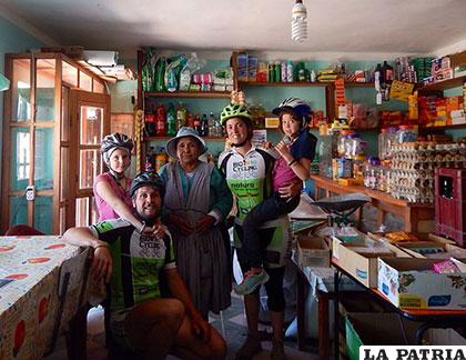 La familia es acogida en Bolivia