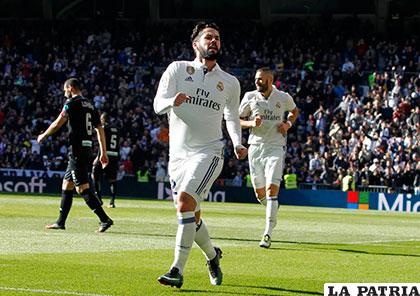Isco celebra el gol que abrió el marcador para la goleada del Real Madrid