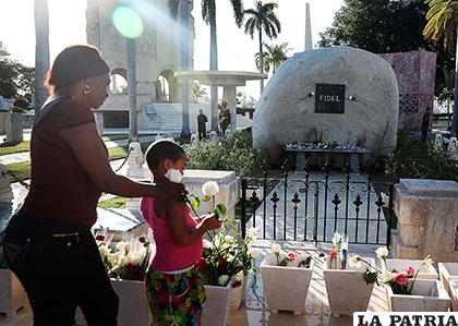Un promedio de 2.000 cubanos y extranjeros al día visitan la tumba de Fidel Castro