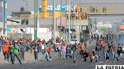 Mexicanos durante los disturbios por el precio de la gasolina