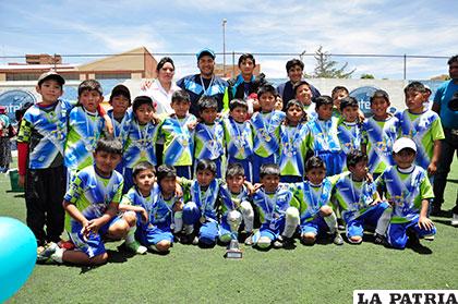 El plantel de Quiroziñhos, campeón en la Sub-7