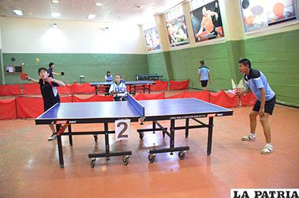 Tenismesistas que se alistan para competencias locales y nacionales
