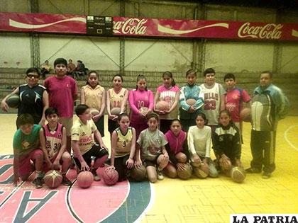 Los integrantes de Luis Lazzo Quinteros y La Salle, junto a su entrenador Luis Uriona