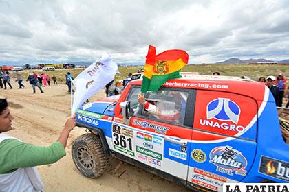 Luis Barbery al partir de Oruro a La Paz, haciendo flamear la tricolor