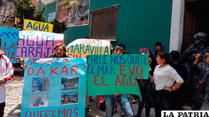Así se manifestaron algunos activistas contra el Dakar en La Paz /lostiempos.com