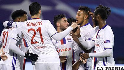 Festejan los jugadores del Lyon por la victoria ante Montpellier